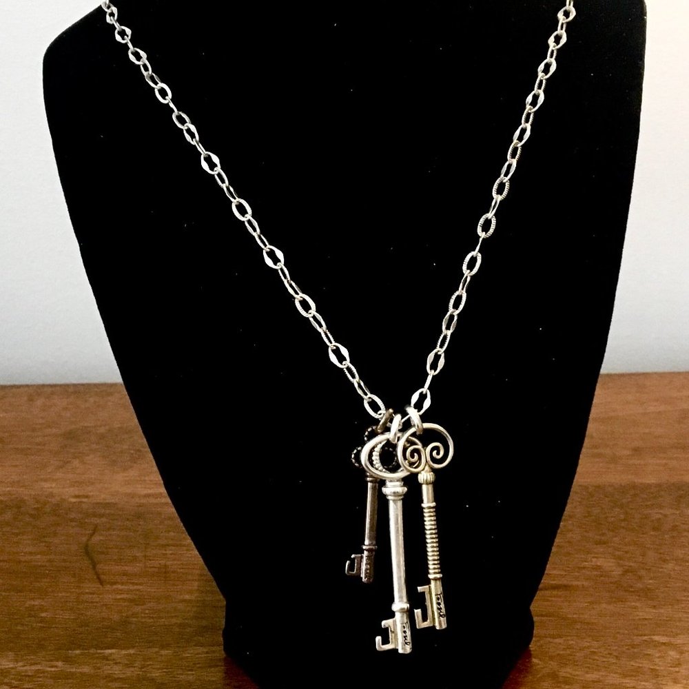 Silver-tone FOSSIL BRAND Fashion Necklace Pendant w/metal storage box